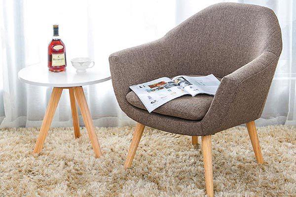 Trong một số trường hợp, đặt sofa ở giữa phòng có thể tạo điểm nhấn thú vị 