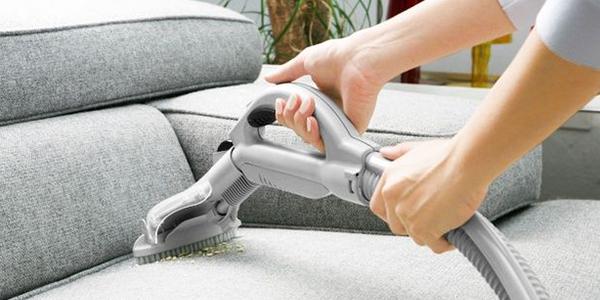 Trước tiên cần hút sạch bụi bẩn trên bề mặt ghế sofa bằng máy hút bụi