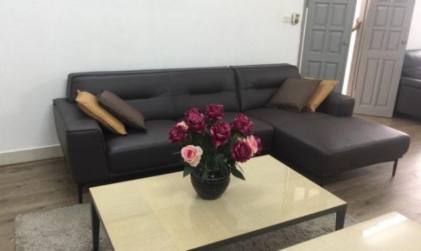 Làm sao để chọn bàn trà cho sofa góc phù hợp với không gian?