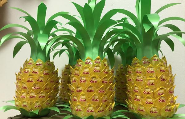 Làm quả dứa trang trí ngày Tết bằng kẹo Oishi