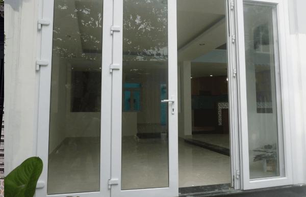 Mẫu cửa sắt kính cho nhà cấp 4
