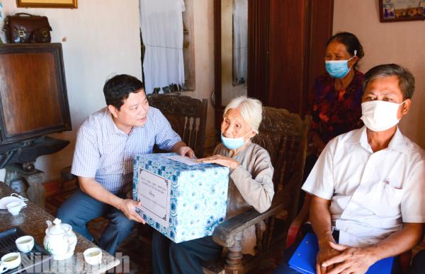 Thăm, tặng quà nhân Ngày Quốc tế Người cao tuổi 1/10
