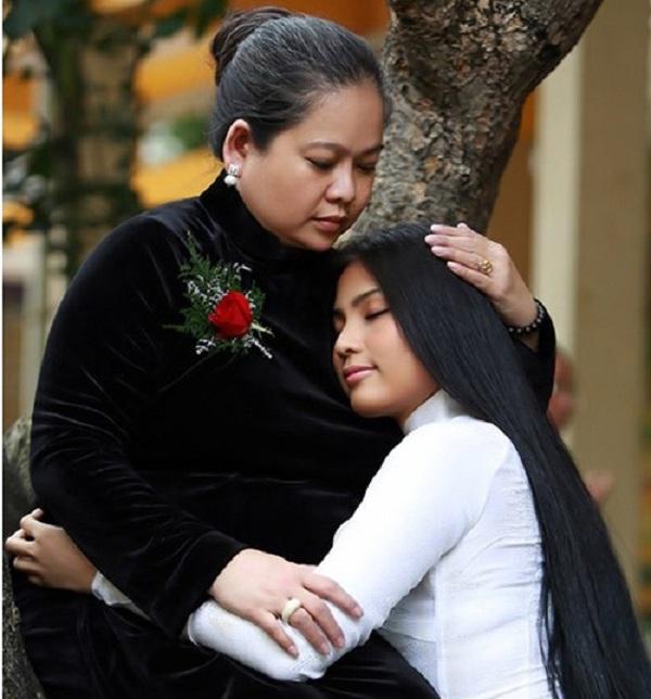 Cài áo trên ngực