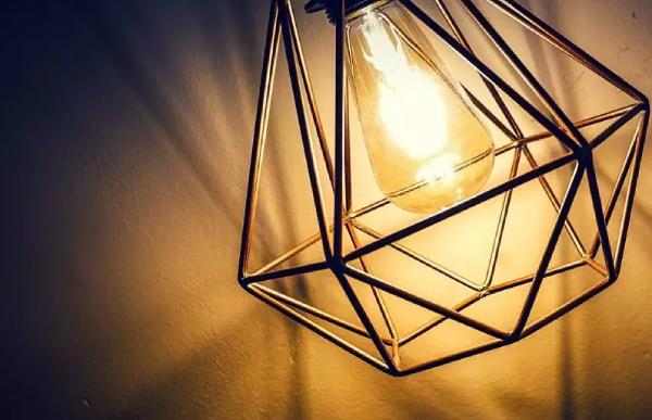 Bóng đèn là bộ phận quan trọng nhất của đèn trang trí.