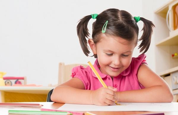 Cách cầm bút chuẩn tạo nên tư thế ngồi học đúng